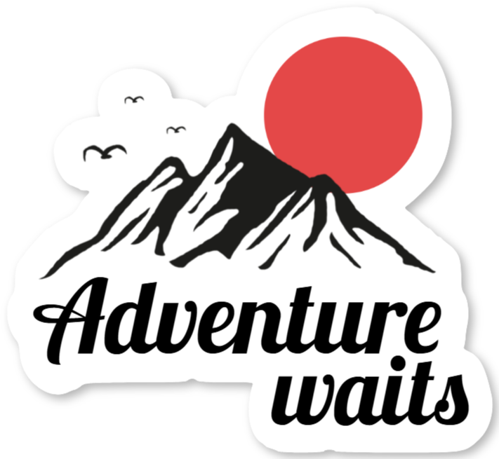 Avonturensticker met bergen en zon – Adventure waits